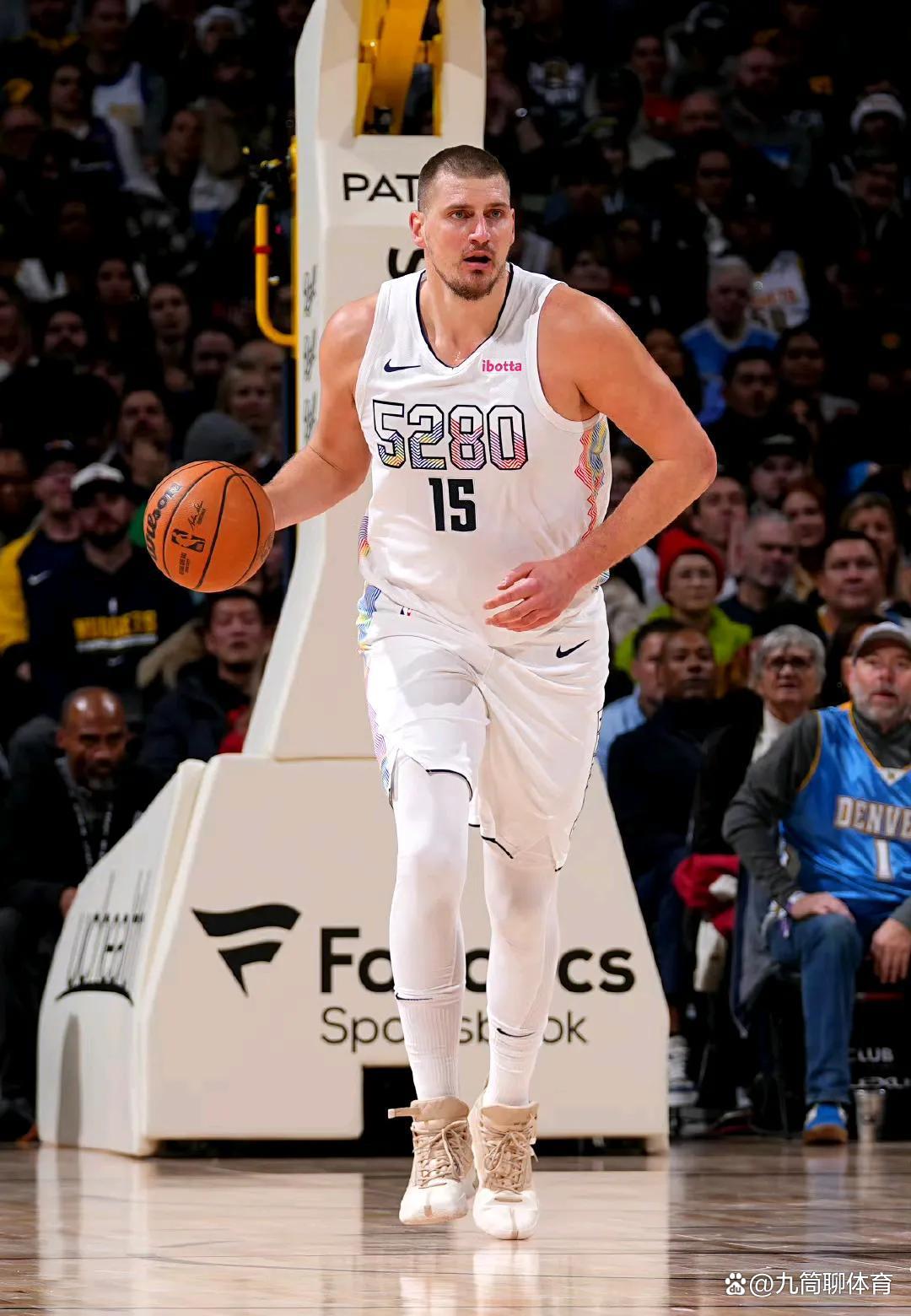 太阳险胜雄鹿,约基奇点燃赛场 太阳险胜雄鹿,约基奇点燃赛场