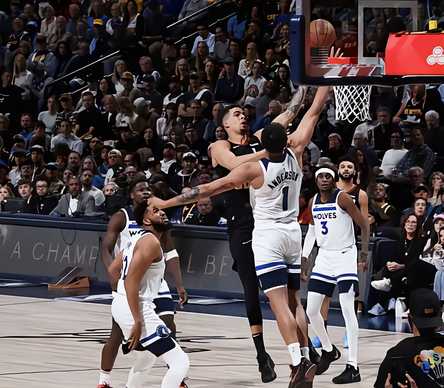 太阳险胜雄鹿,约基奇点燃赛场 太阳险胜雄鹿,约基奇点燃赛场