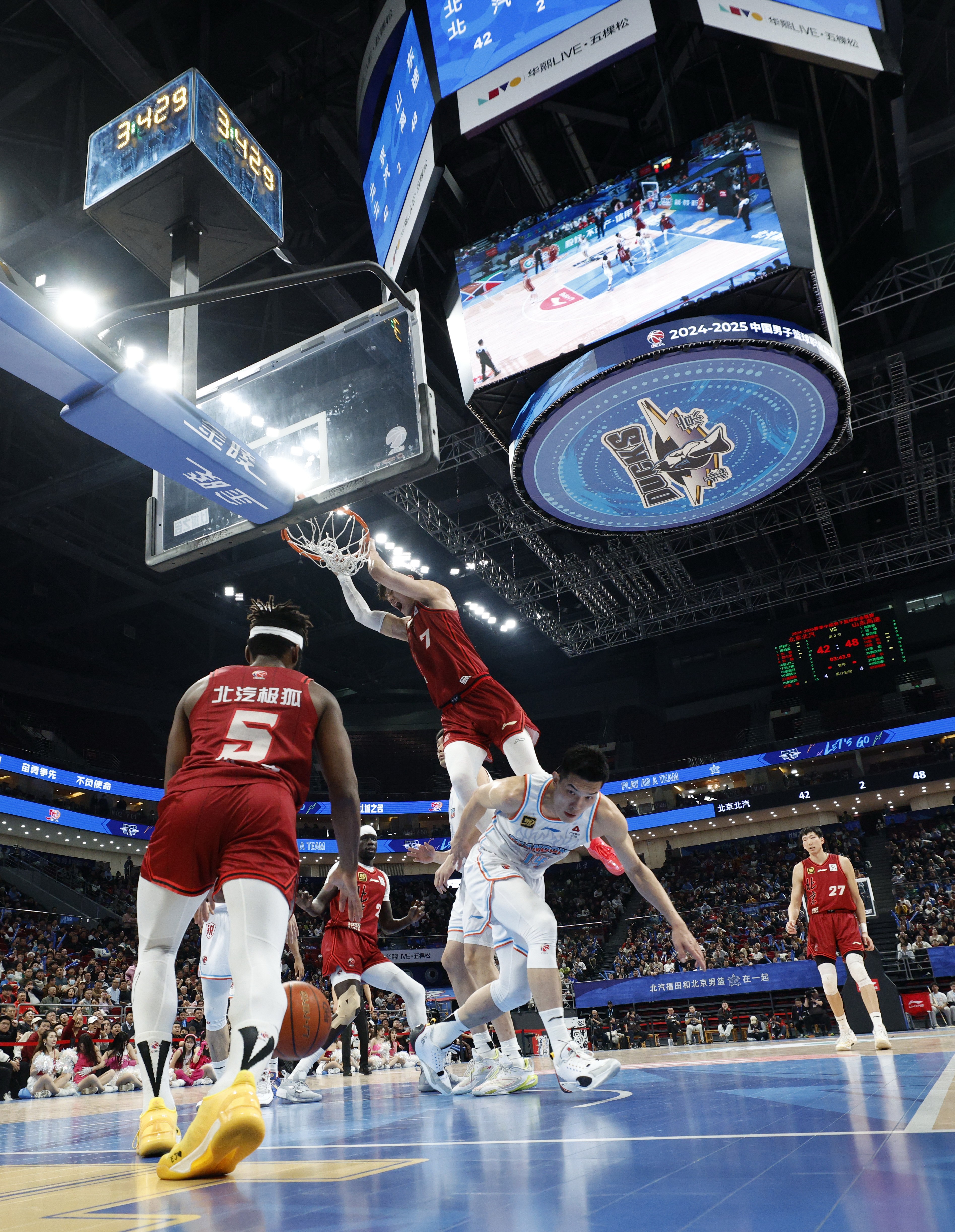 广东队鏖战勇士，浓眉哥点燃赛场