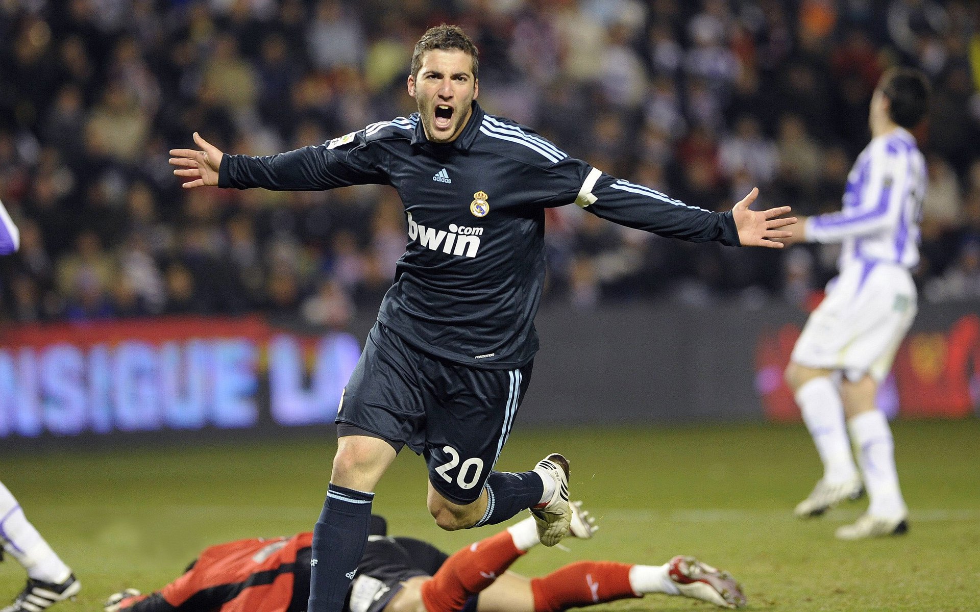 德甲争冠战焦点战,骑士正面击溃步行者的战术启示